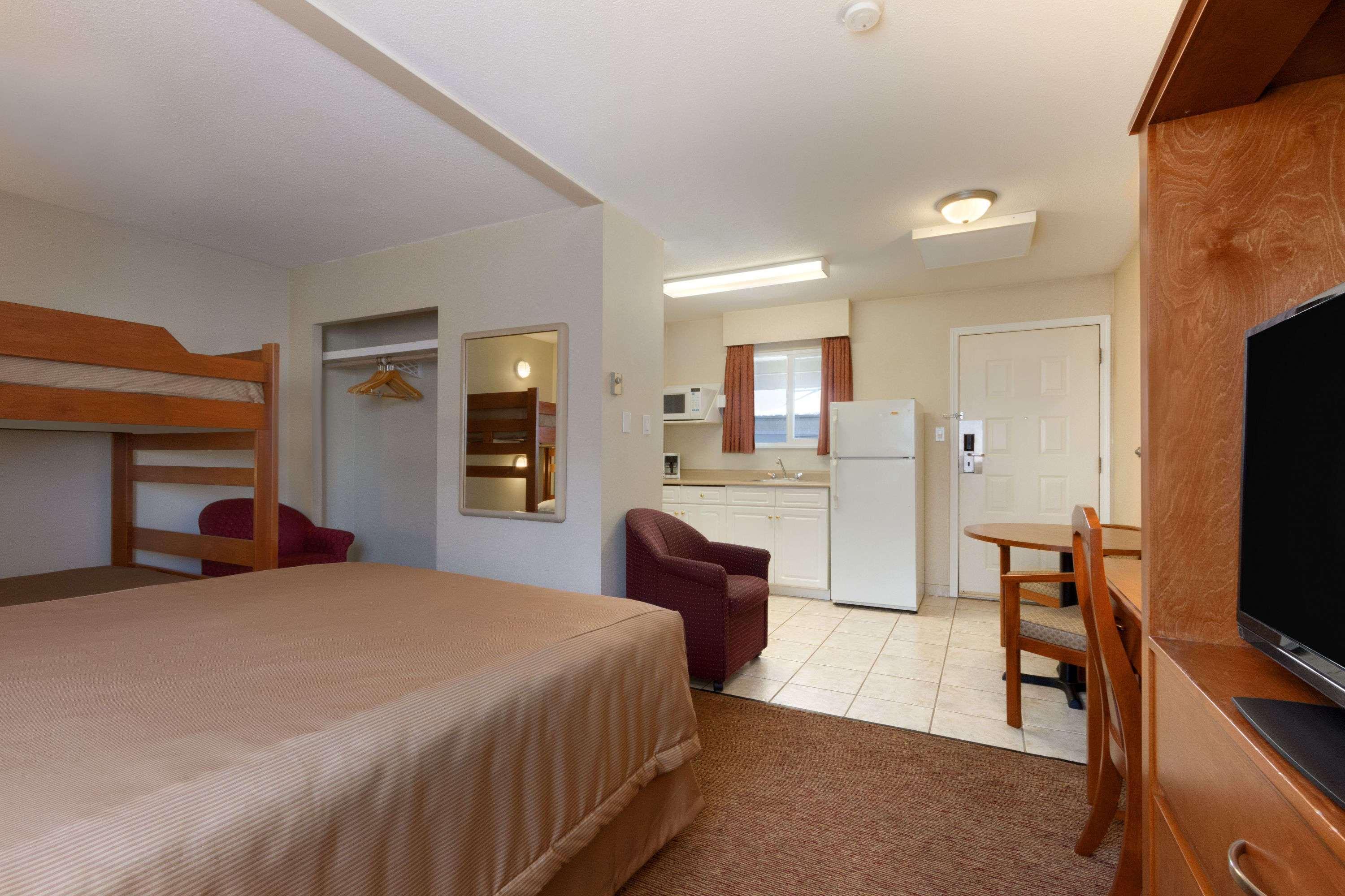 Travelodge By Wyndham Langley Ngoại thất bức ảnh